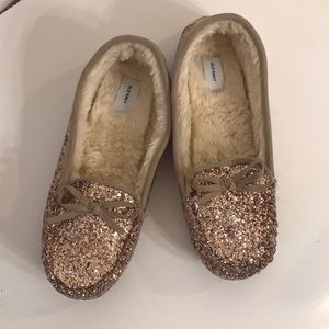 Old Navy rose gold moccasin slippers. Size 8. Sherpa lined. Rubber soles. NWOT ✨
